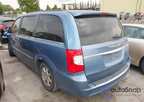 2011 Chrysler Town & Country Touring z USA, uszkodzony, nr VIN 2A4RR5DG2BR797808